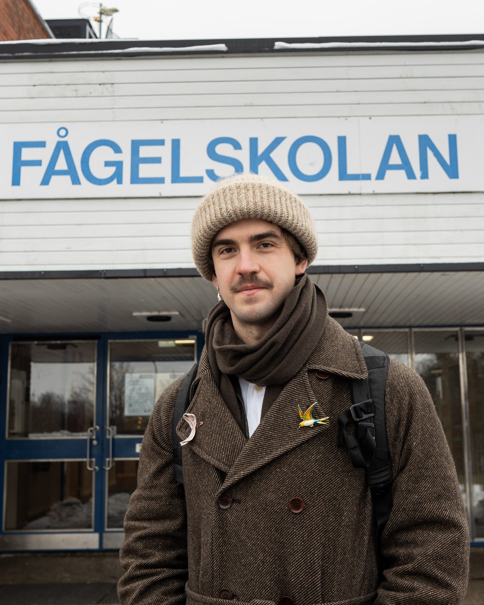 Adrian Kasperczyk framför en skola i Lund